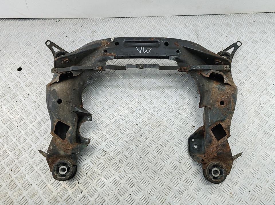 подрамник передний Volkswagen Passat B5+ (GP) 2003, 2.0 л., бензин, МКПП, чёрный, универсал