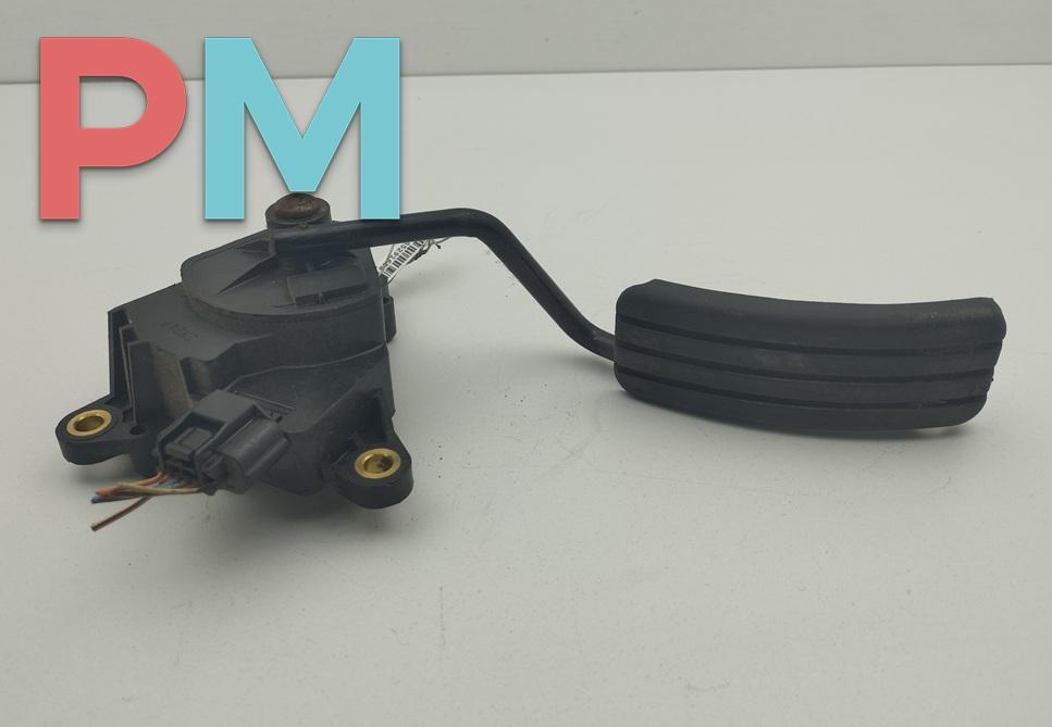 педаль Renault Scenic 2 поколение 2004, 2.0 л., бензин, МКПП, зелёный, минивэн, 8200159647 - фото №1