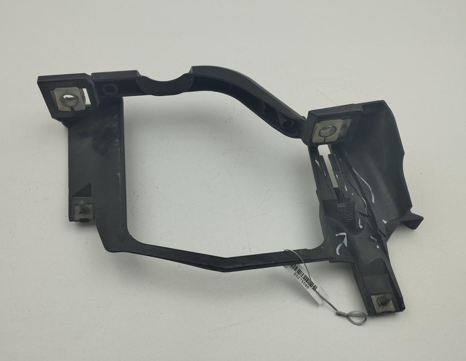 крепление фары левой BMW 5 серия E60/E61 2004, 2.2 л., бензин, АКПП, серый, седан, 15873700 - фото №1