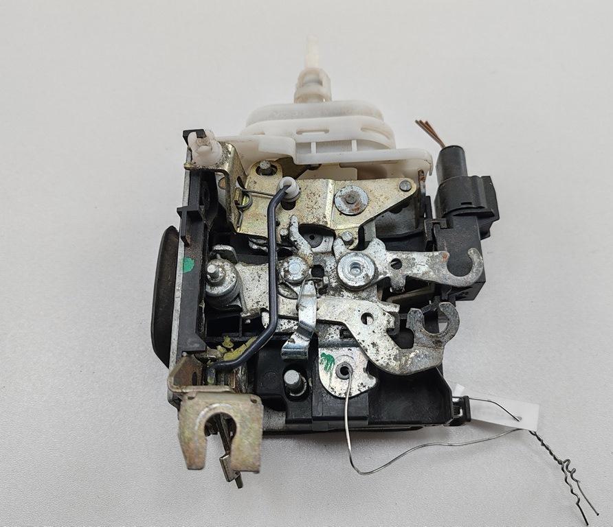замок двери передней левой Audi A4 B5 1997, 1.9 л., дизель, МКПП, синий, универсал, 8D1837015F