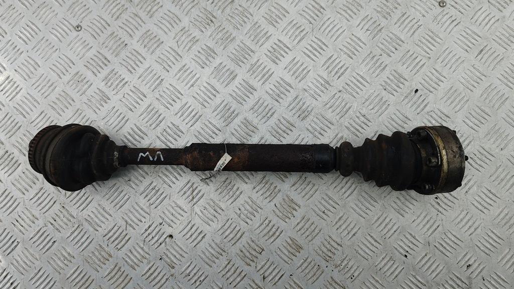 полуось передняя правая (приводной вал, ШРУС) Volkswagen Passat B5 1997, 1.6 л., бензин, МКПП, зелёный, универсал - фото №1