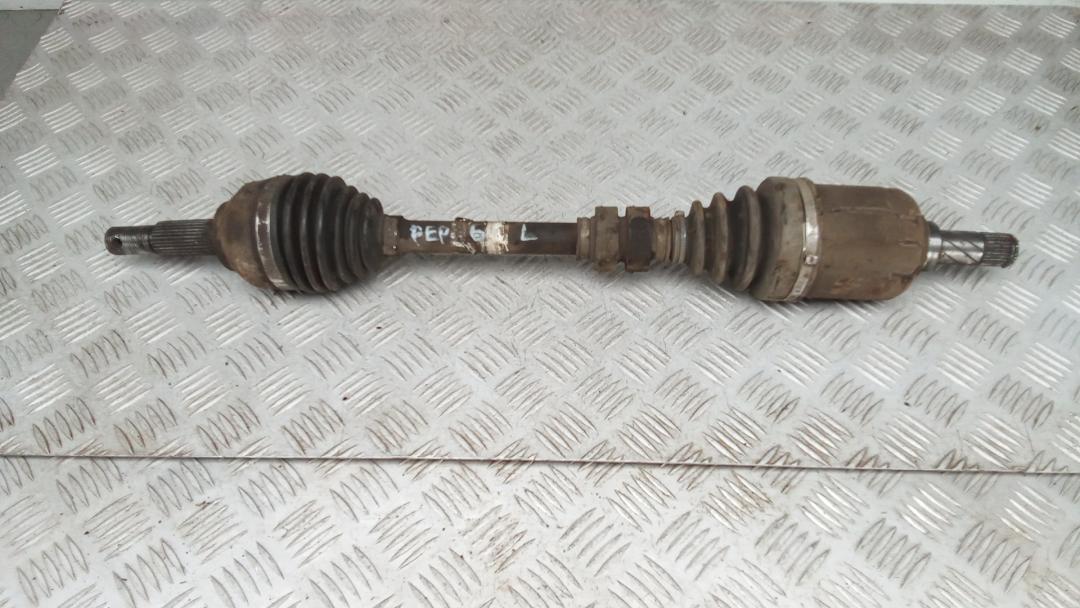 полуось передняя левая (приводной вал, ШРУС) Nissan Qashqai 2 поколение 2013, 1.5 л., дизель, МКПП, внедорожник 5 дв. - фото №1