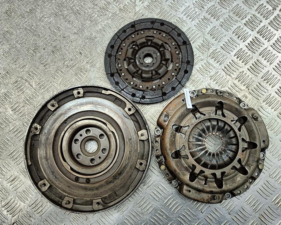 маховик Ford Mondeo 3 поколение 2000, 1.8 л., бензин, МКПП, чёрный, хетчбэк 5 дв., 1S716477AB - фото №1