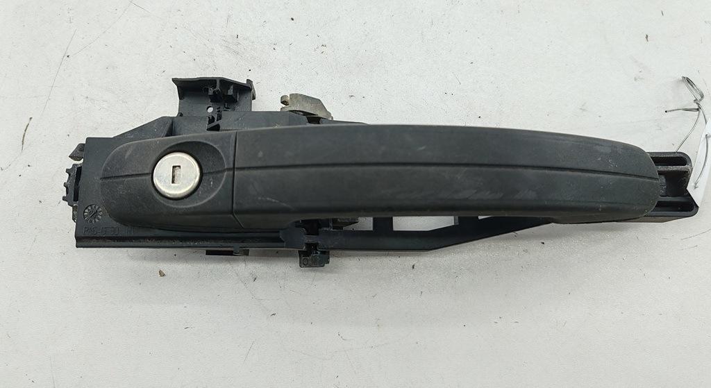 ручка наружная передняя левая Ford Focus 2 поколение 2006, 1.6 л., i, бензин, МКПП, красный, универсал - фото №1