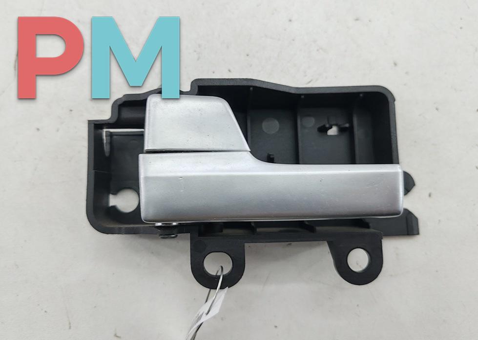 ручка внутренняя передняя левая Ford Focus 2 поколение 2006, 1.6 л., i, бензин, МКПП, красный, универсал, 3M51R22601 - фото №1