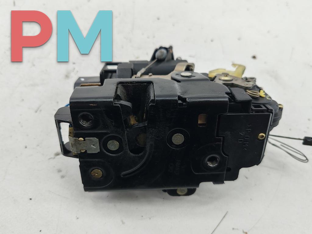 замок двери передней правой Volkswagen Passat B5 1997, 2.3 л., бензин, МКПП, зелёный, седан, 3B1837016A - фото №1