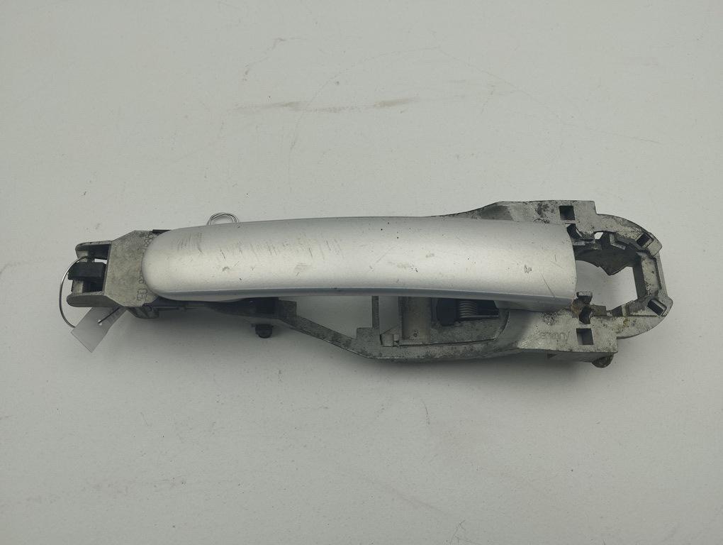 ручка наружная передняя левая Volkswagen Passat B5 1997, 1.6 л., бензин, МКПП, серый, седан, 3B0837885 - фото №1