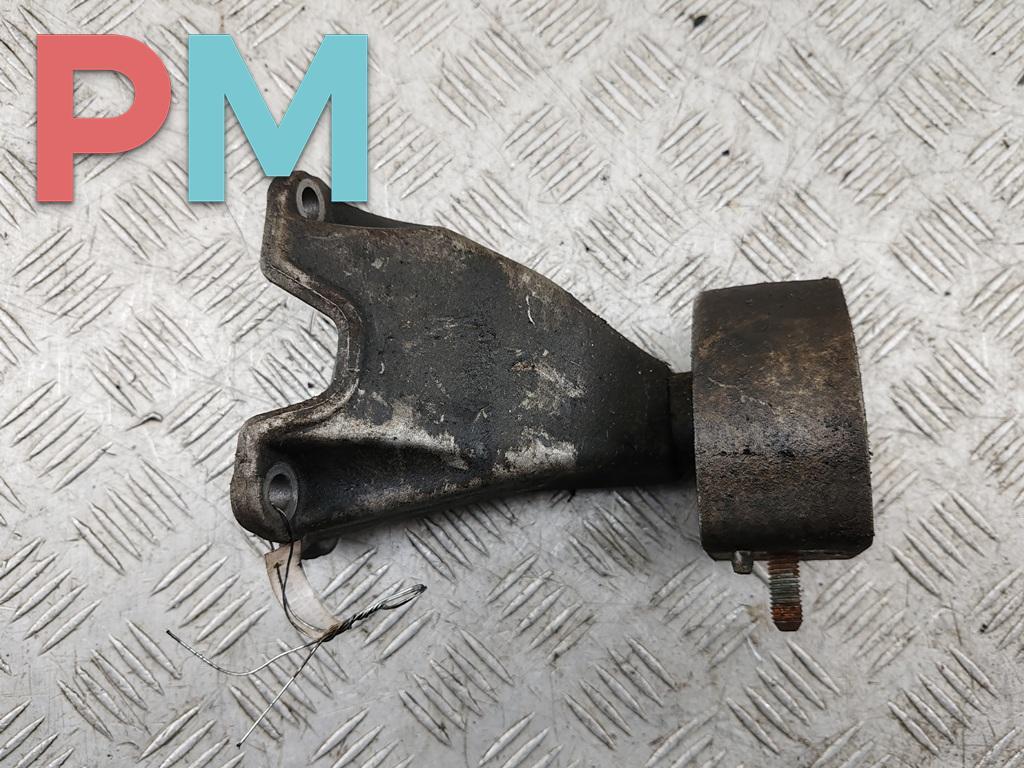 кронштейн КПП Volkswagen Passat B5 1997, 1.6 л., бензин, МКПП, зелёный, универсал, 8D0399113AB - фото №1