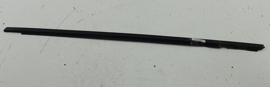 Молдинг стекла двери наружный Volkswagen Passat B5 1997, 2.3 л., бензин, МКПП, зелёный, седан - фото №1