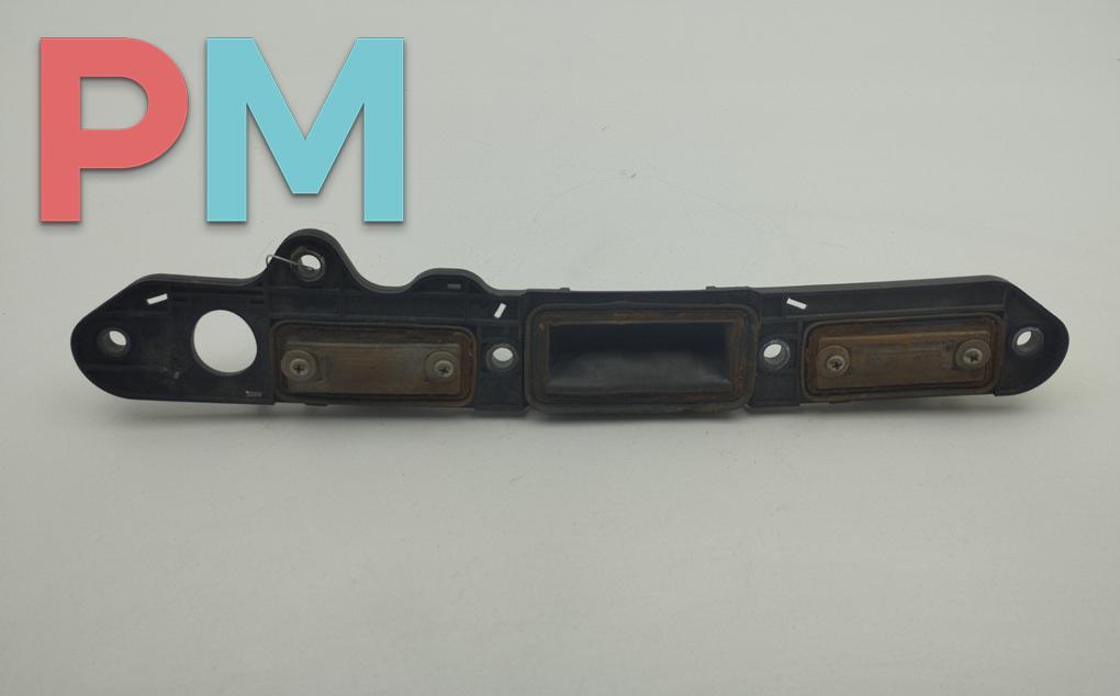 накладка подсветки номера Volkswagen Passat B6 2006, 2.0 л., дизель, МКПП, чёрный, универсал, 1T0827574J - фото №1