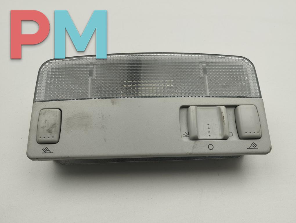 фонарь салона (плафон) Volkswagen Golf 4 поколение 1999, 1.6 л., бензин, АКПП, серый, хетчбэк 3 дв., 3B0947105C - фото №1