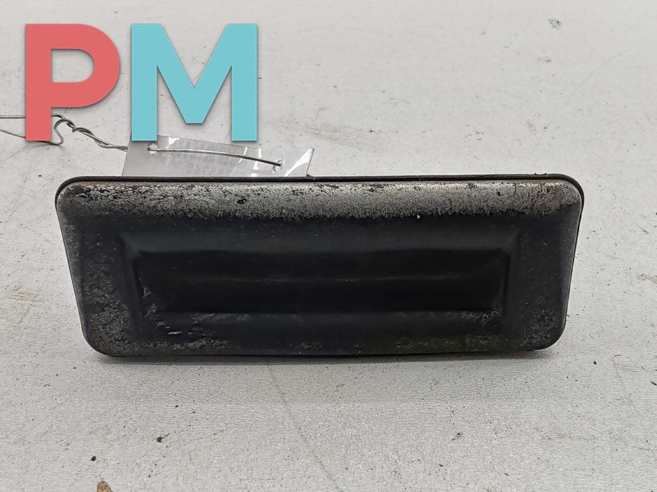кнопка открытия багажника Skoda Fabia 2 поколение (5J) 2009, 1.2 л., бензин, МКПП, серый, хетчбэк 5 дв. - фото №1