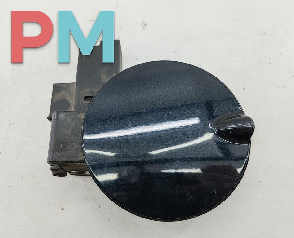 лючок топливного бака Ford Focus 2 поколение 2006, 1.6 л., i, бензин, МКПП, чёрный, универсал, 4M51N405A02AB - фото №1