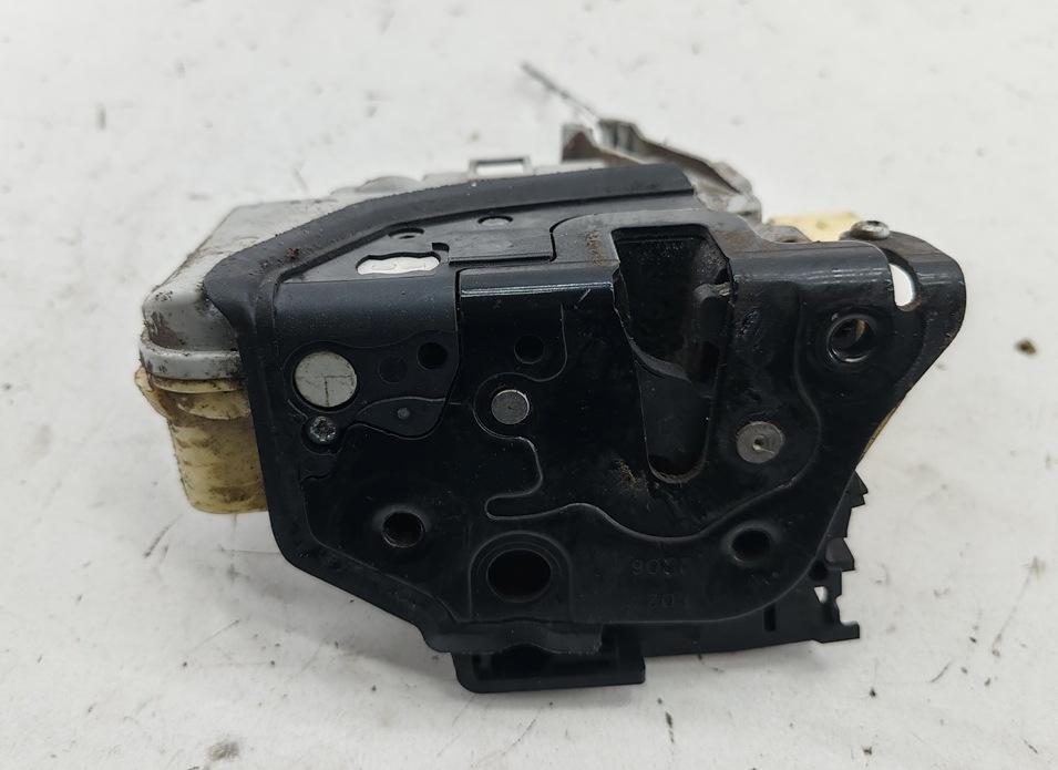 замок двери передней левой Volkswagen Passat B6 2006, 2.0 л., дизель, МКПП, чёрный, универсал, 3C1B37015A