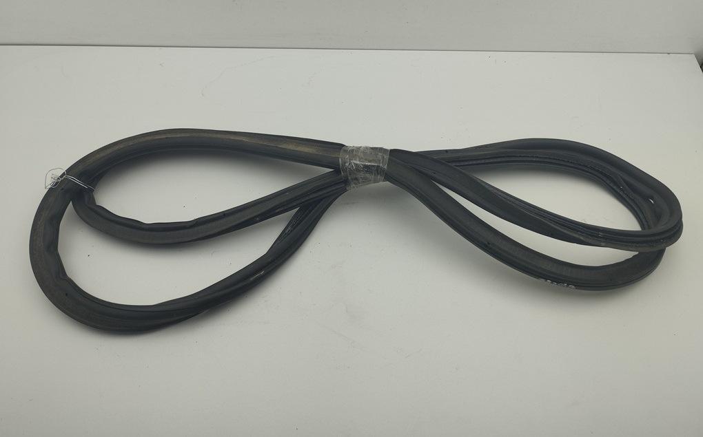 Уплотнитель крышки (двери) багажника Volkswagen Passat B6 2005, 2.0 л., бензин, АКПП, чёрный, универсал - фото №1