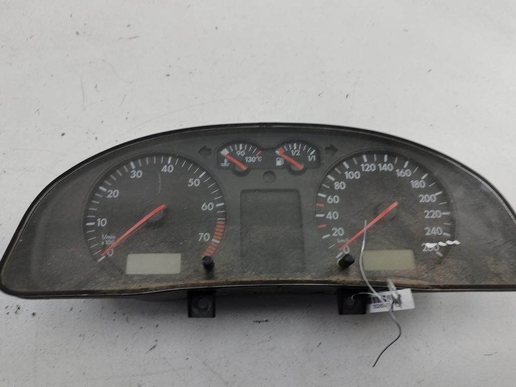 приборная панель Volkswagen Passat B5 1997, 1.6 л., бензин, МКПП, зелёный, универсал, 3B0919861B - фото №1