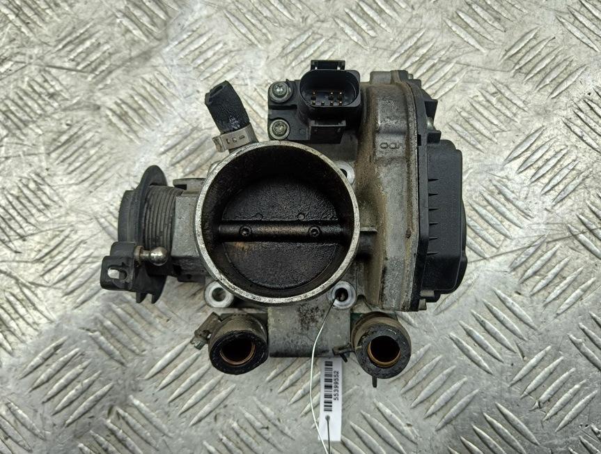заслонка дроссельная Volkswagen Passat B5 1998, 1.8 л., бензин, МКПП, серый, универсал, 058133063H - фото №1