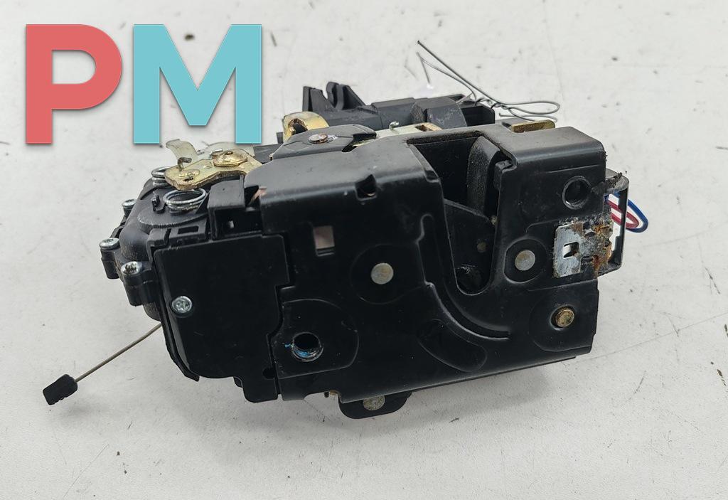 замок двери передней левой Volkswagen Passat B5 1997, 2.3 л., бензин, МКПП, зелёный, седан - фото №1