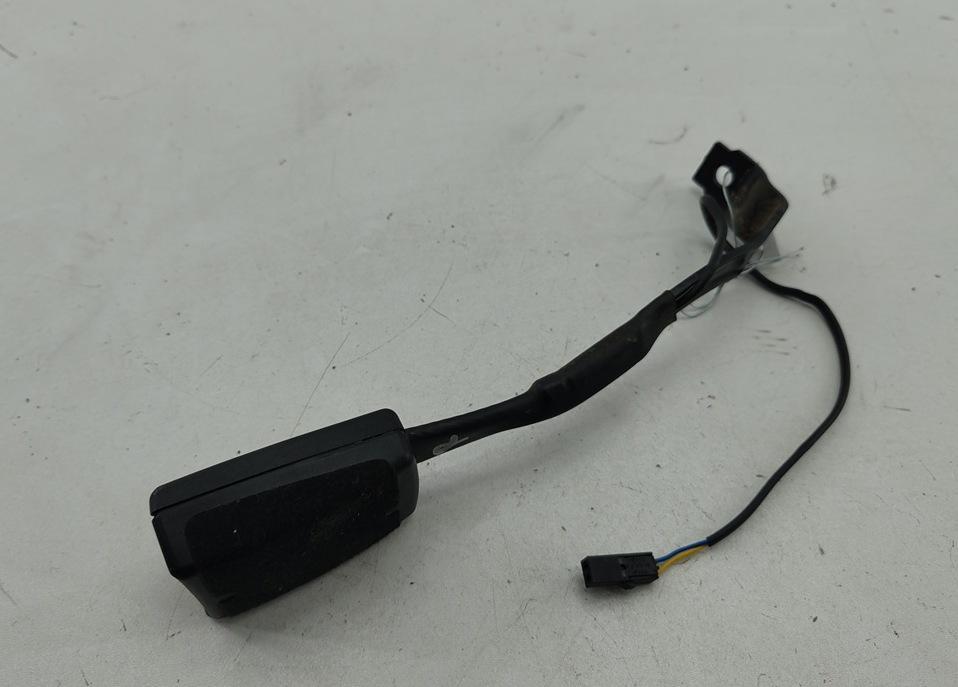 замок ремня безопасности Volkswagen Passat B6 2008, 2.0 л., дизель, МКПП, серый, универсал, 1K3857756AK - фото №1