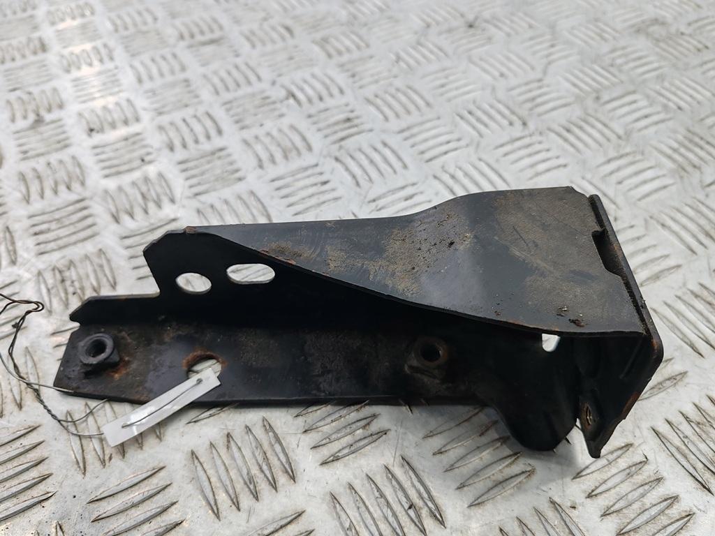 кронштейн переднего бампера Volkswagen Passat B4 1995, 1.8 л., бензин, МКПП, красный, универсал, 3A0807134C