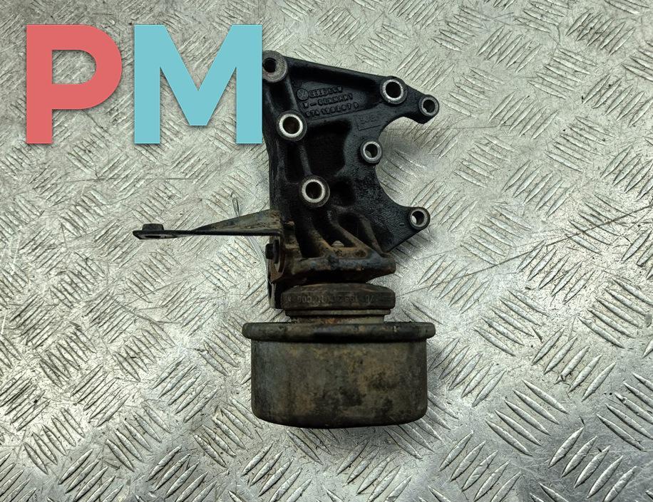 кронштейн двигателя Volkswagen Transporter T4 1994, 2.4 л., дизель, МКПП, зелёный, микроавтобус, 074199207B - фото №1