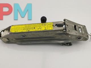 домкрат Volkswagen Passat B5 1997, 1.8 л., бензин, МКПП, синий, универсал, 8L0011031A