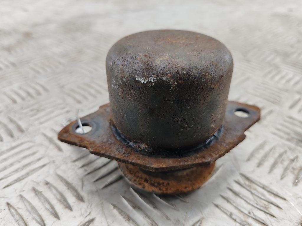 подушка крепления двигателя Volkswagen Passat B4 1994, 1.8 л., бензин, МКПП, синий, универсал, 3A0199402 - фото №1