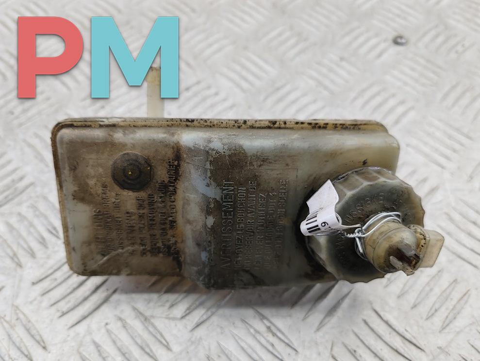 бачок тормозной жидкости Volkswagen Transporter T4 1993, 2.4 л., дизель, МКПП, красный, микроавтобус, 701611303C - фото №1