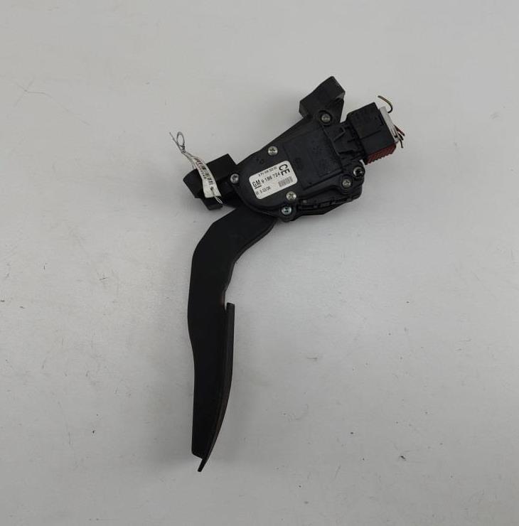 педаль Opel Signum 2006, 1.9 л., дизель, МКПП, серый, хетчбэк 5 дв., 9186724