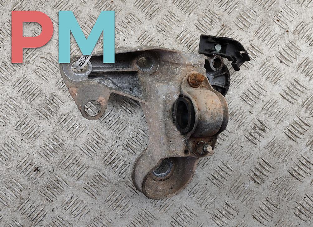 кронштейн (крепление) Audi A4 B7 2005, 2.0 л., дизель, АКПП, синий, универсал, 8E0199352F - фото №1