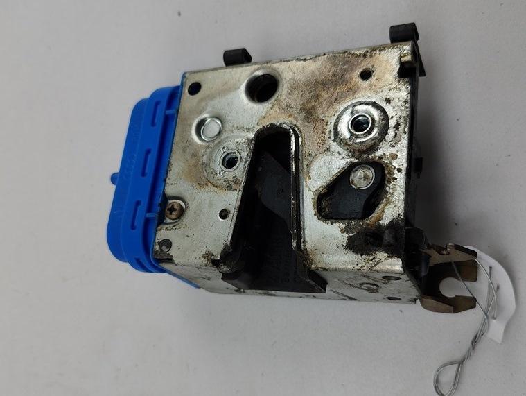 замок двери задней правой Audi A4 B5 1994, 1.6 л., бензин, МКПП, синий, седан