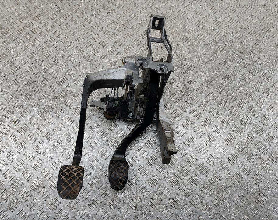 узел педальный (блок педалей) Volkswagen Passat B5+ (GP) 2004, 2.0 л., дизель, МКПП, серый, универсал, 8D1721117P