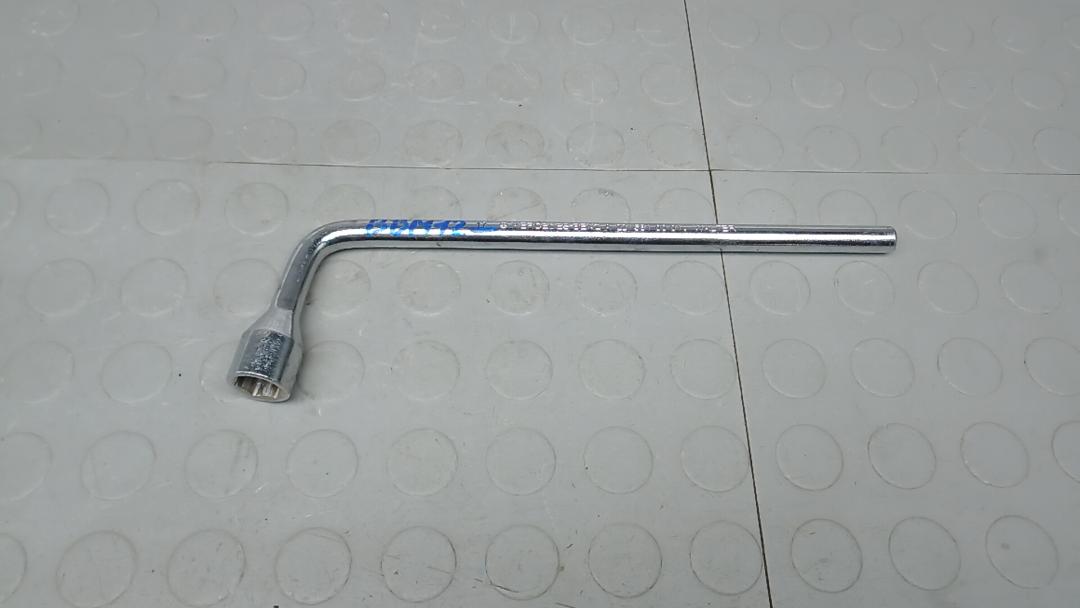 ключ колесный (балонный) Mercedes-Benz E-Класс W212/S212/C207/A207 2011, 3.0 л., E350 CDI, дизель, АКПП, седан - фото №1