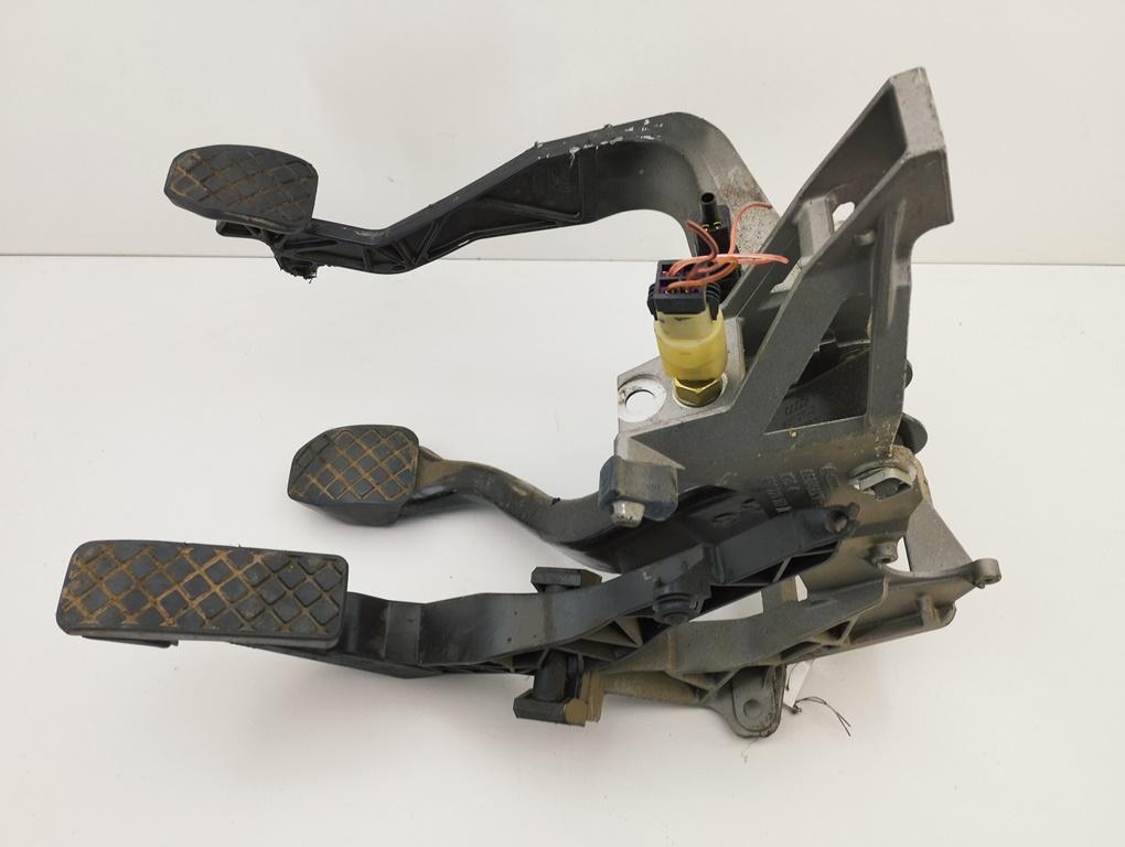 узел педальный (блок педалей) Volkswagen Passat B5 1997, 1.9 л., дизель, МКПП, серый, седан, 8D1721117E