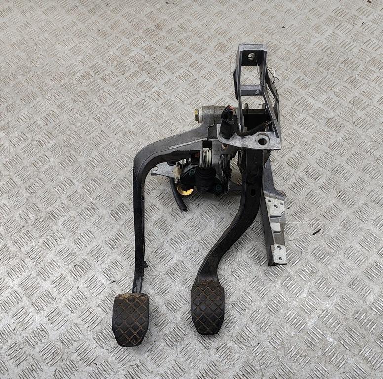 узел педальный (блок педалей) Volkswagen Passat B5+ (GP) 2001, 1.6 л., бензин, МКПП, серый, универсал, 8D1721117K