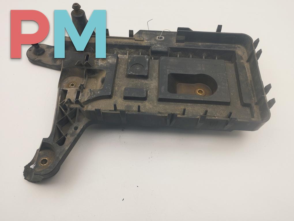 полка аккумулятора Volkswagen Passat B6 2008, 2.0 л., дизель, МКПП, серый, универсал, 1K0915333C - фото №1