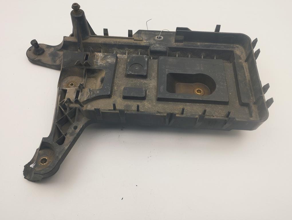 полка аккумулятора Volkswagen Passat B6 2008, 2.0 л., дизель, МКПП, серый, универсал, 1K0915333C