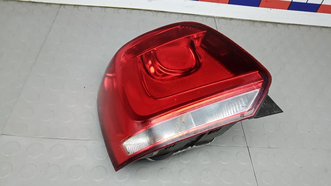 фонарь задний левый Volkswagen Polo 5 поколение 2011, 1.2 л., бензин, МКПП, хетчбэк 5 дв. - фото №1