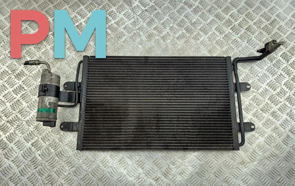 радиатор кондиционера Volkswagen Bora 1 поколение 2001, 1.6 л., бензин, МКПП, серый, универсал, 1J0820411D - фото №1