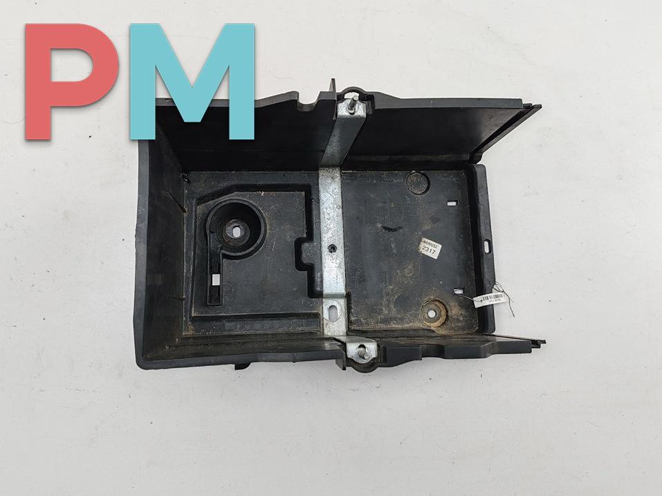 Кожух аккумулятора (короб АКБ) Ford Focus 3 поколение 2013, 1.0 л., бензин, МКПП, чёрный, хетчбэк 5 дв., AM5110723 - фото №1