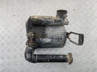корпус воздушного фильтра Volkswagen Transporter T4 1995, 2.4 л., дизель, МКПП, белый, микроавтобус, 074129618A