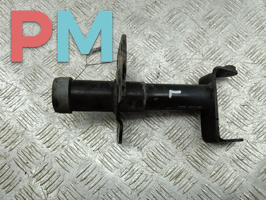 кронштейн переднего бампера Volkswagen Passat B5 1997, 1.6 л., бензин, МКПП, красный, универсал, 3B0807133A - фото №1