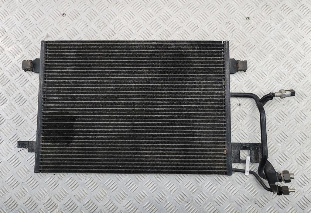 радиатор кондиционера Volkswagen Passat B5 1997, 2.3 л., бензин, МКПП, зелёный, седан, 8D0260401E
