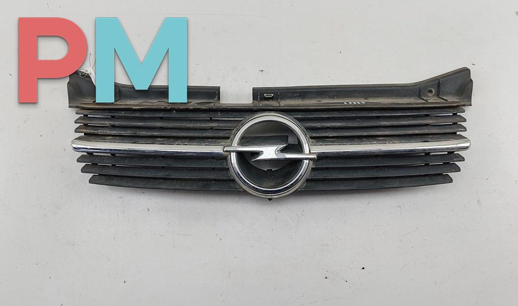 решетка радиатора Opel Omega B 1995, красный, седан, 90491397 - фото №1
