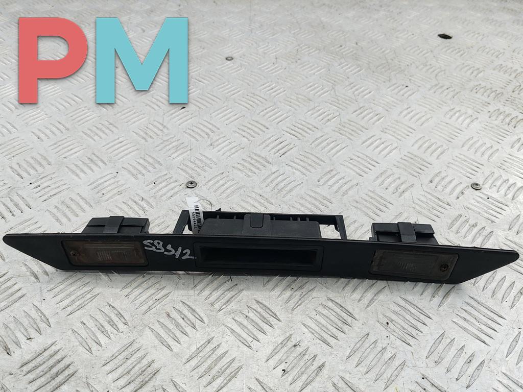 накладка подсветки номера Audi A4 B7 2005, 2.0 л., дизель, АКПП, синий, универсал, 8P4827574 - фото №1