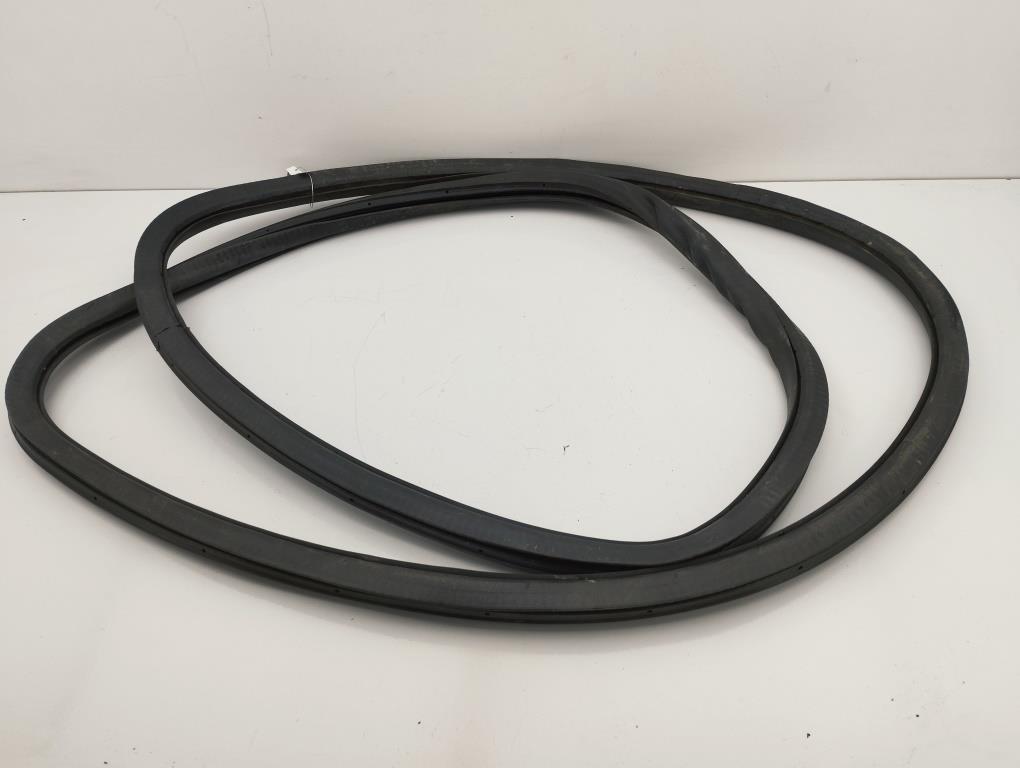уплотнитель двери Volkswagen Passat B6 2006, 2.0 л., дизель, МКПП, чёрный, универсал