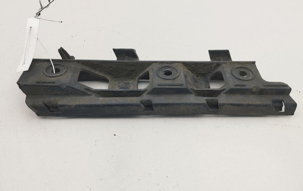 кронштейн переднего бампера Volkswagen Passat B6 2009, 2.0 л., дизель, АКПП, серый, универсал, 3C0807183