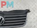 решетка радиатора Volkswagen Passat B5 [рестайлинг] 2002, серый, седан, 3B0853651L - фото №3