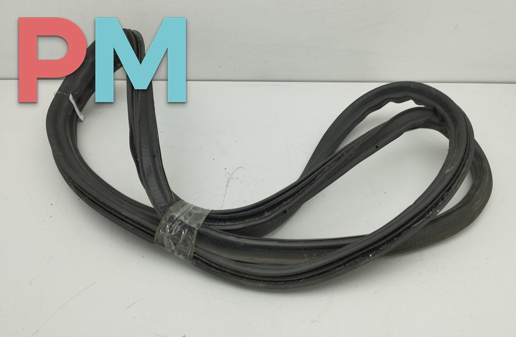 Уплотнитель крышки (двери) багажника Volkswagen Passat B6 2007, 2.0 л., дизель, АКПП, чёрный, универсал - фото №1