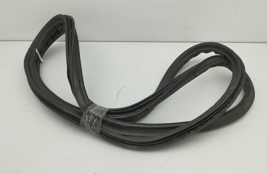 Уплотнитель крышки (двери) багажника Volkswagen Passat B6 2007, 2.0 л., дизель, АКПП, чёрный, универсал